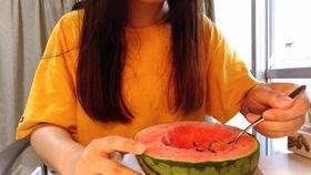 留学生网红吃瓜视频,揭秘海外留学生活背后的真实故事 第2张 留学生网红吃瓜视频,揭秘海外留学生活背后的真实故事 第2张